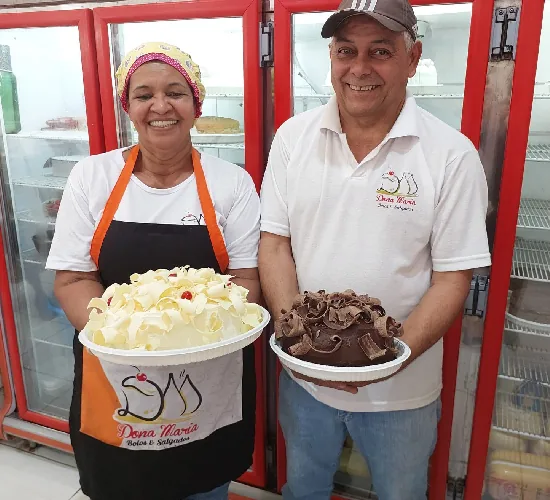 Equipe da Dona Maria com bolos de chocolate branco e ao leite
