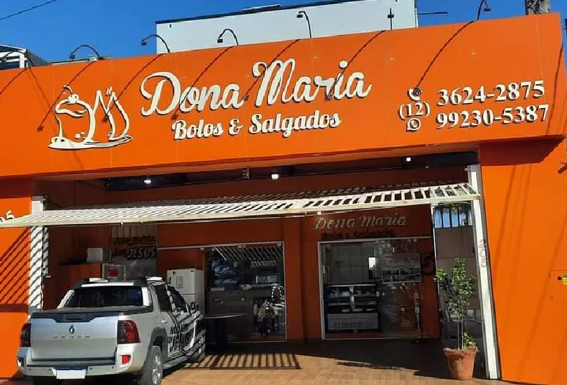 Fachada laranja da loja Dona Maria Bolos e Salgados em Taubaté