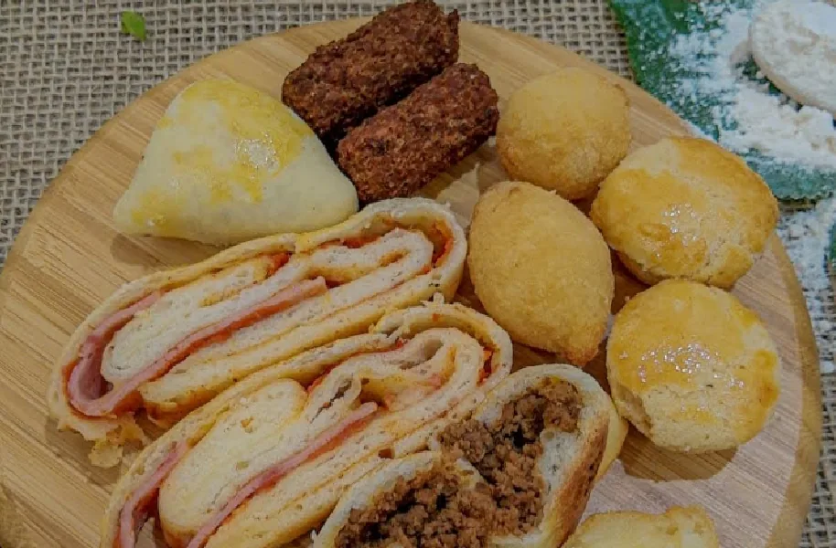 Tábua com salgados assados e fritos