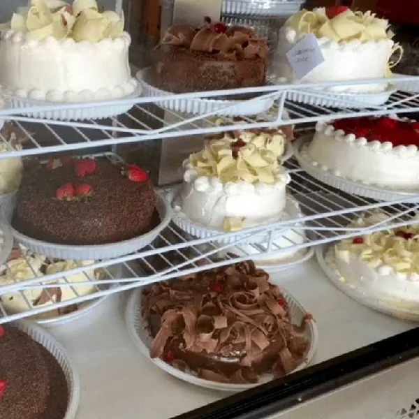 Vitrine com bolos confeitados da Dona Maria